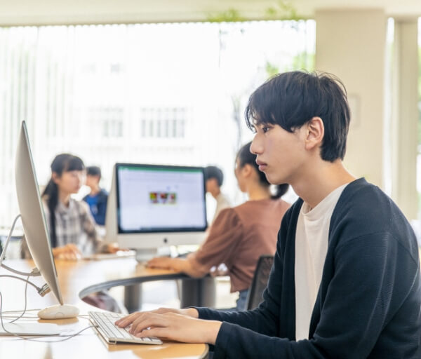 英語情報マネジメント学部